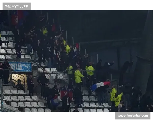 尼斯球员训练基地遭极端球迷围堵，体育总监遇袭