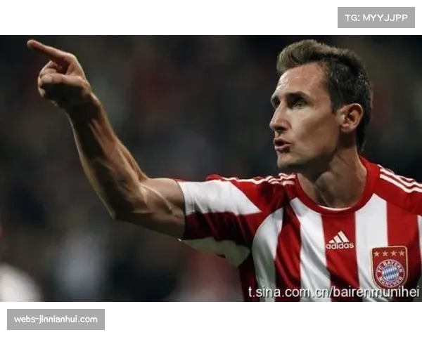 弗赖堡前锋头球中柱，错失扳平良机