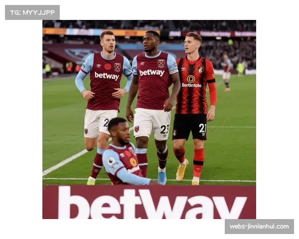 雨战中的温情，西汉姆联球迷向客队伯恩茅斯小球迷赠送围巾